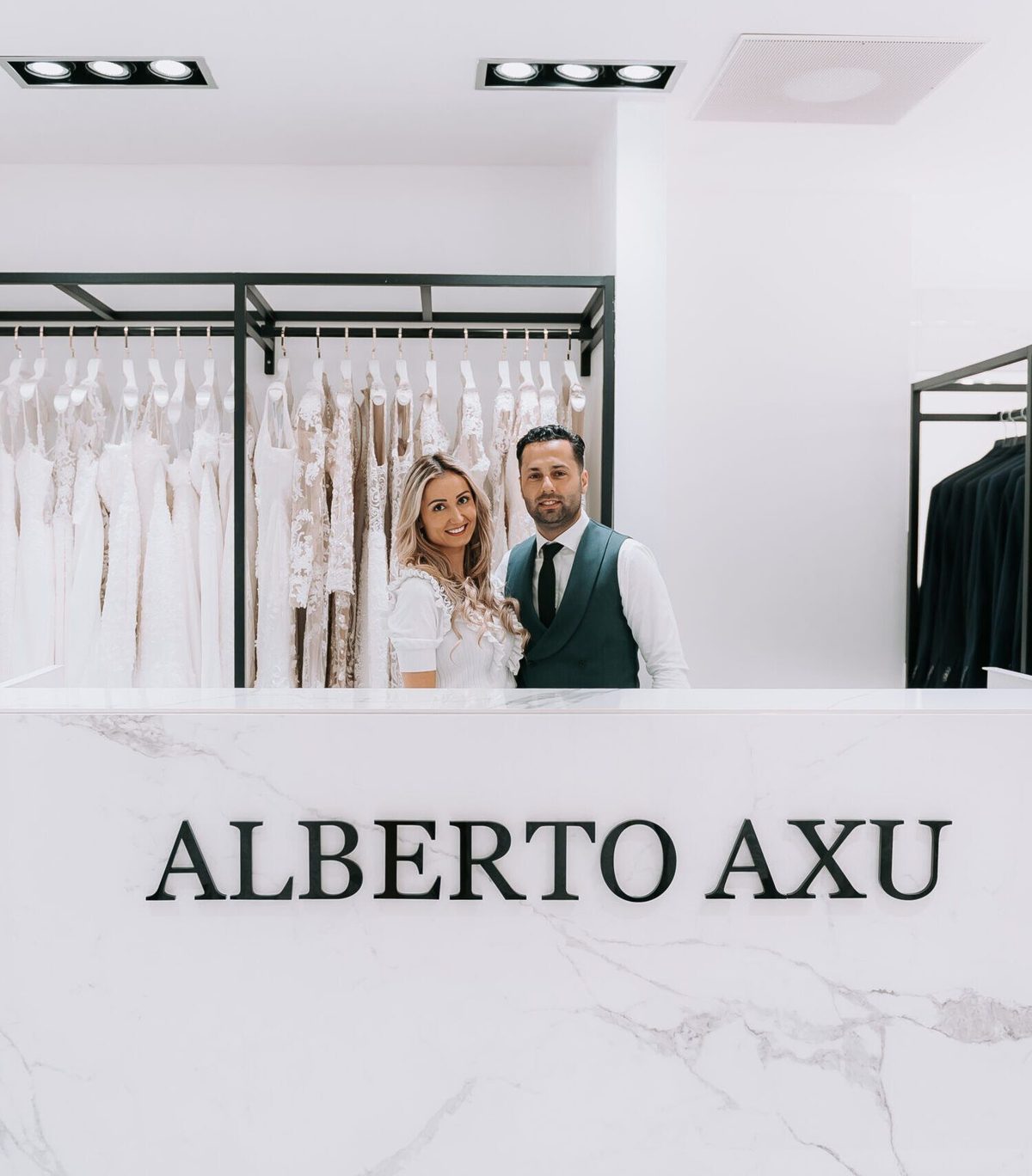 Alberto Axu aan de balie van de bruidswinkel