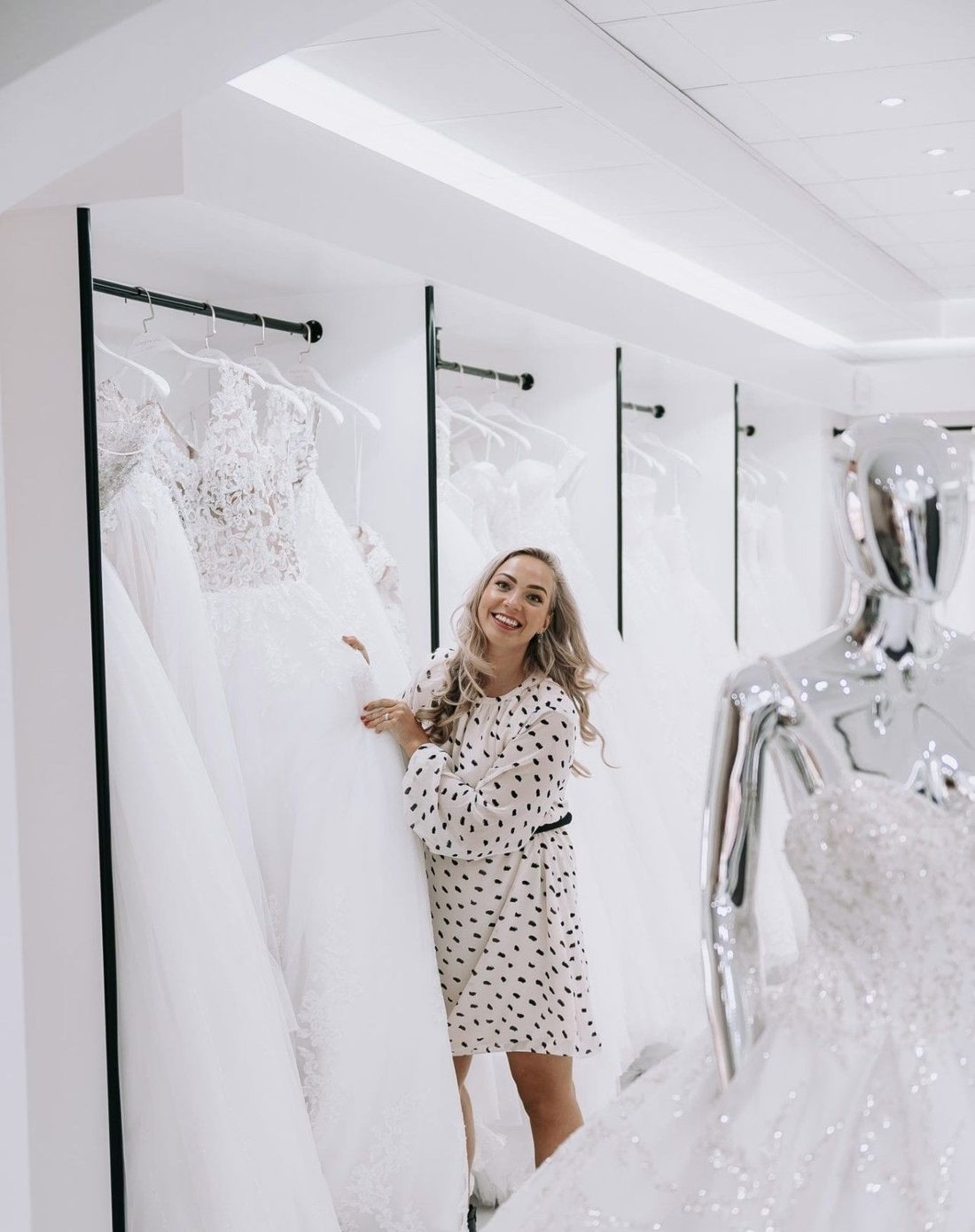 Trouwjurken in de showroom van Alberto Axu