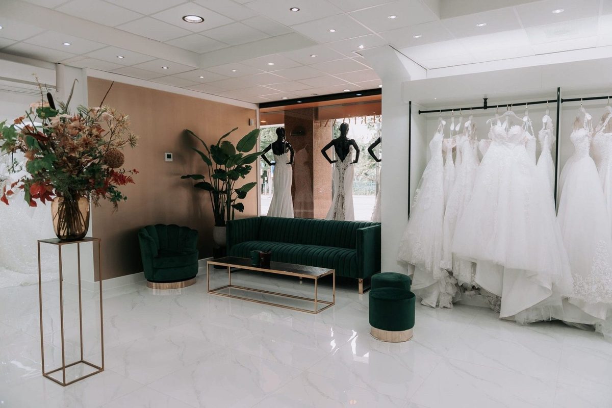 Trouwjurken in de showroom van Alberto Axu in Zeist