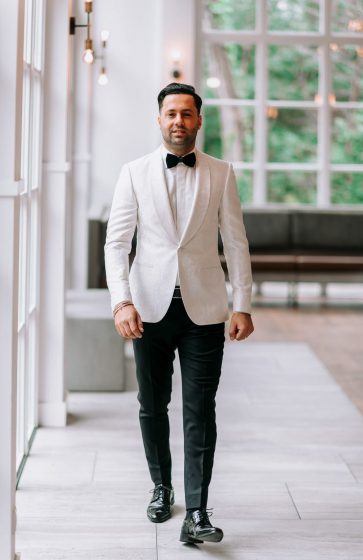 Alberto Axu wit trouwpak