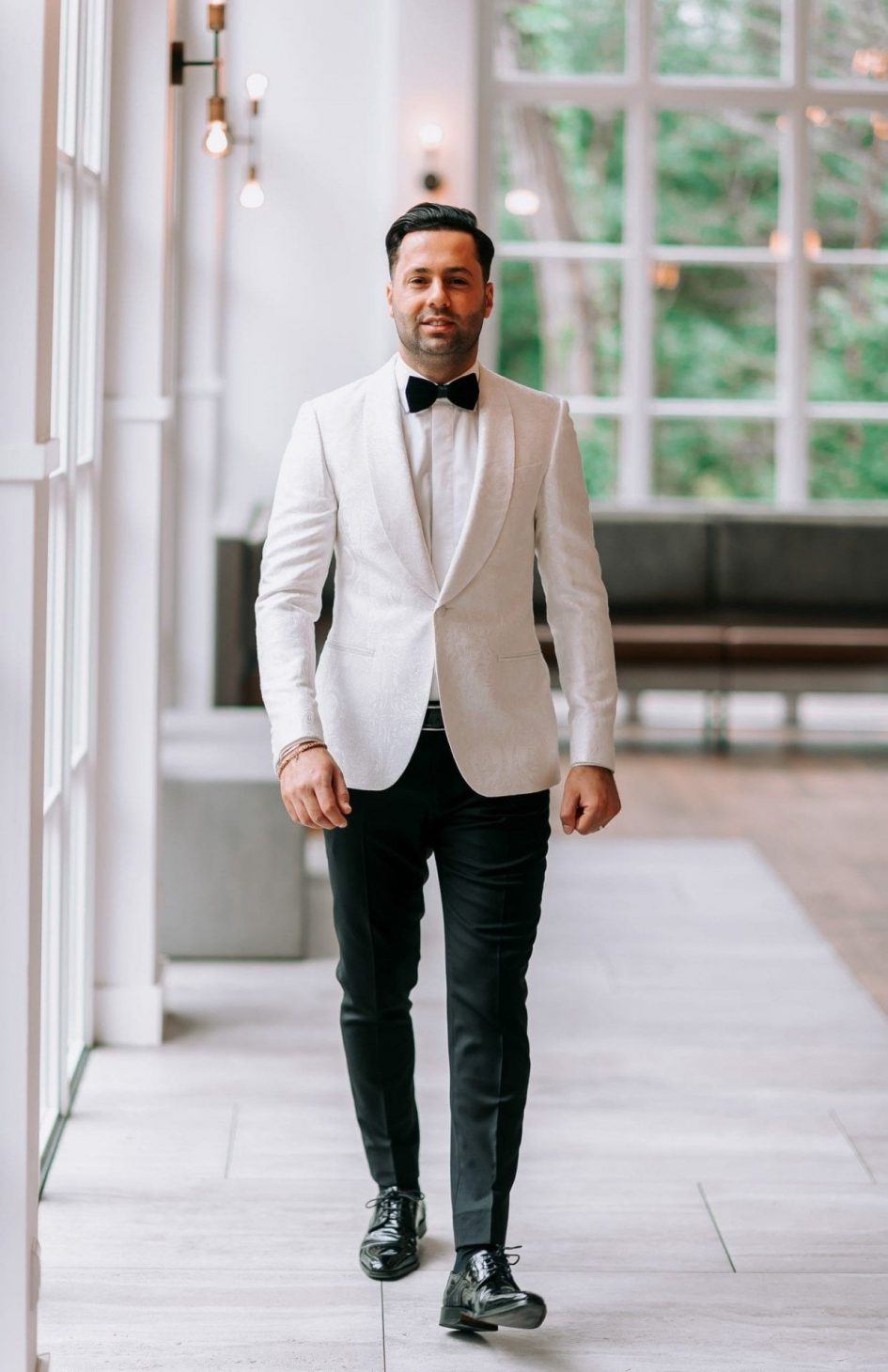 Alberto Axu wit trouwpak