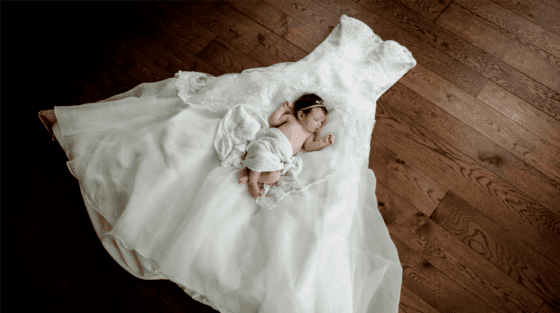 newborn shoot met trouwjurk