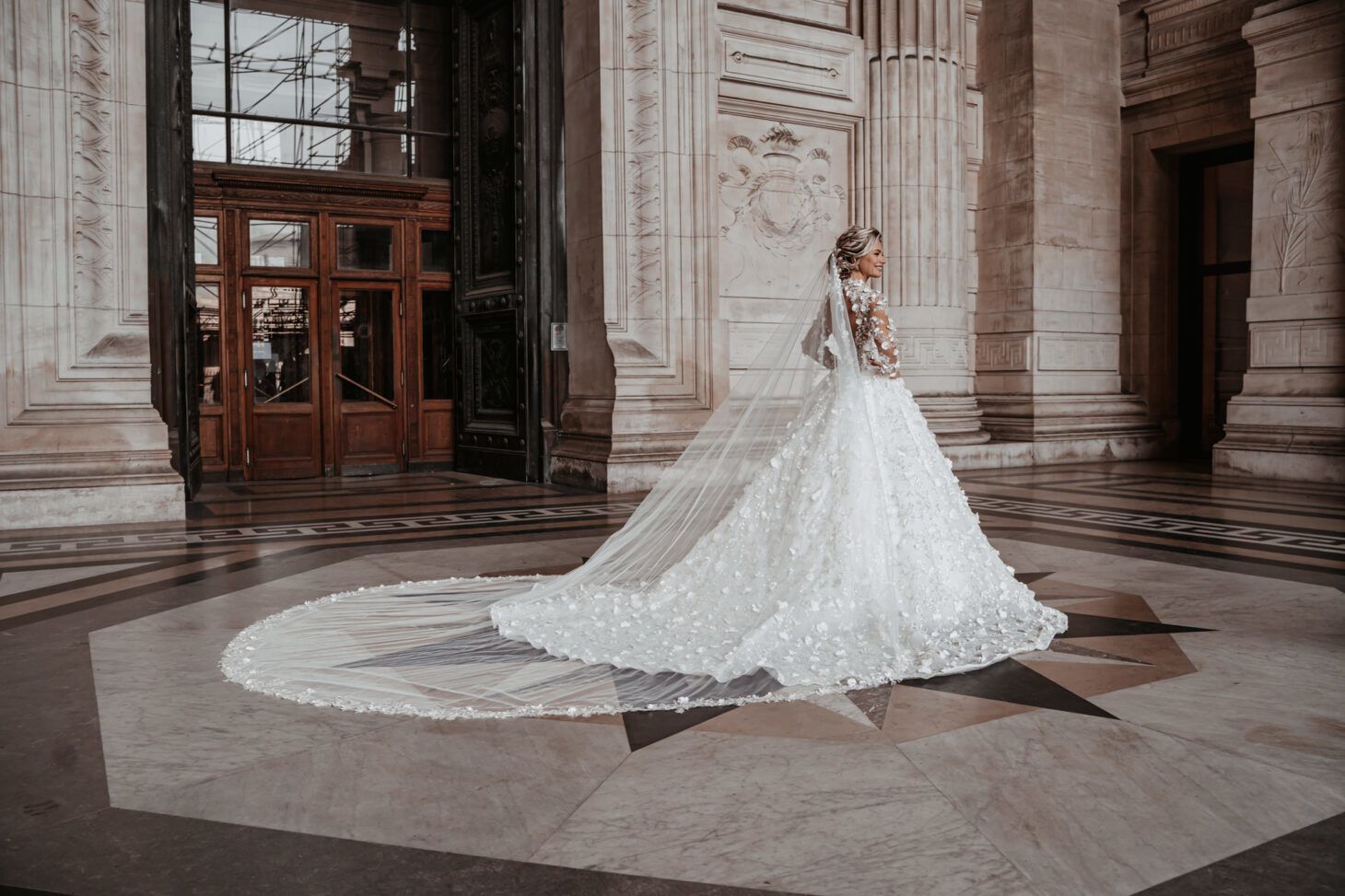 Lange sluier en lange sleep trouwjurk