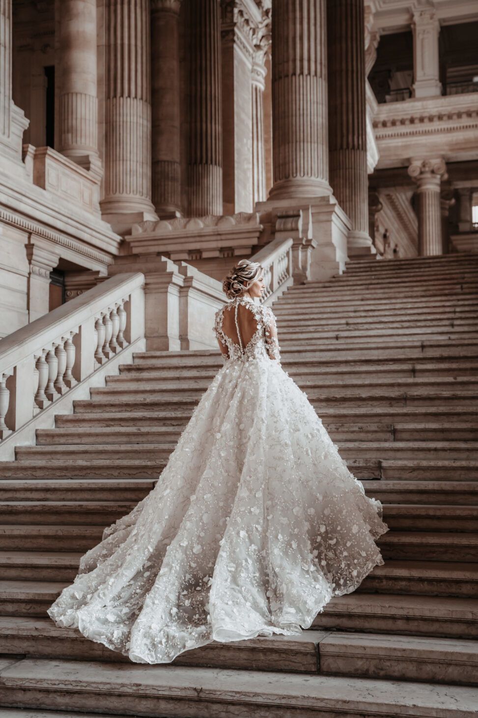 Trouwjurk met lange sleep en bewerkt met 3D bloemen - alberto axu