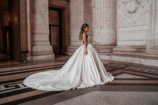 trouwjurk met lange sleep alberto axu