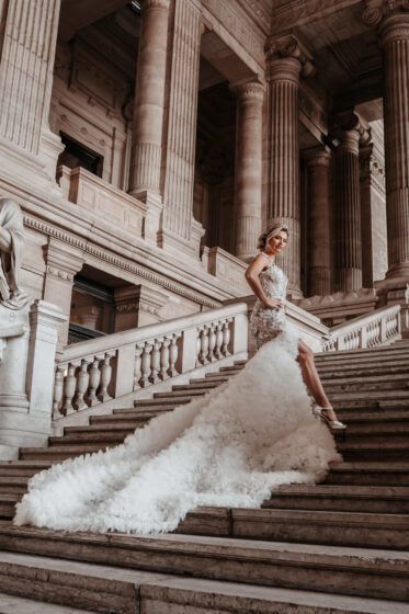 exclusieve trouwjurk met lange sleep en split alberto axu