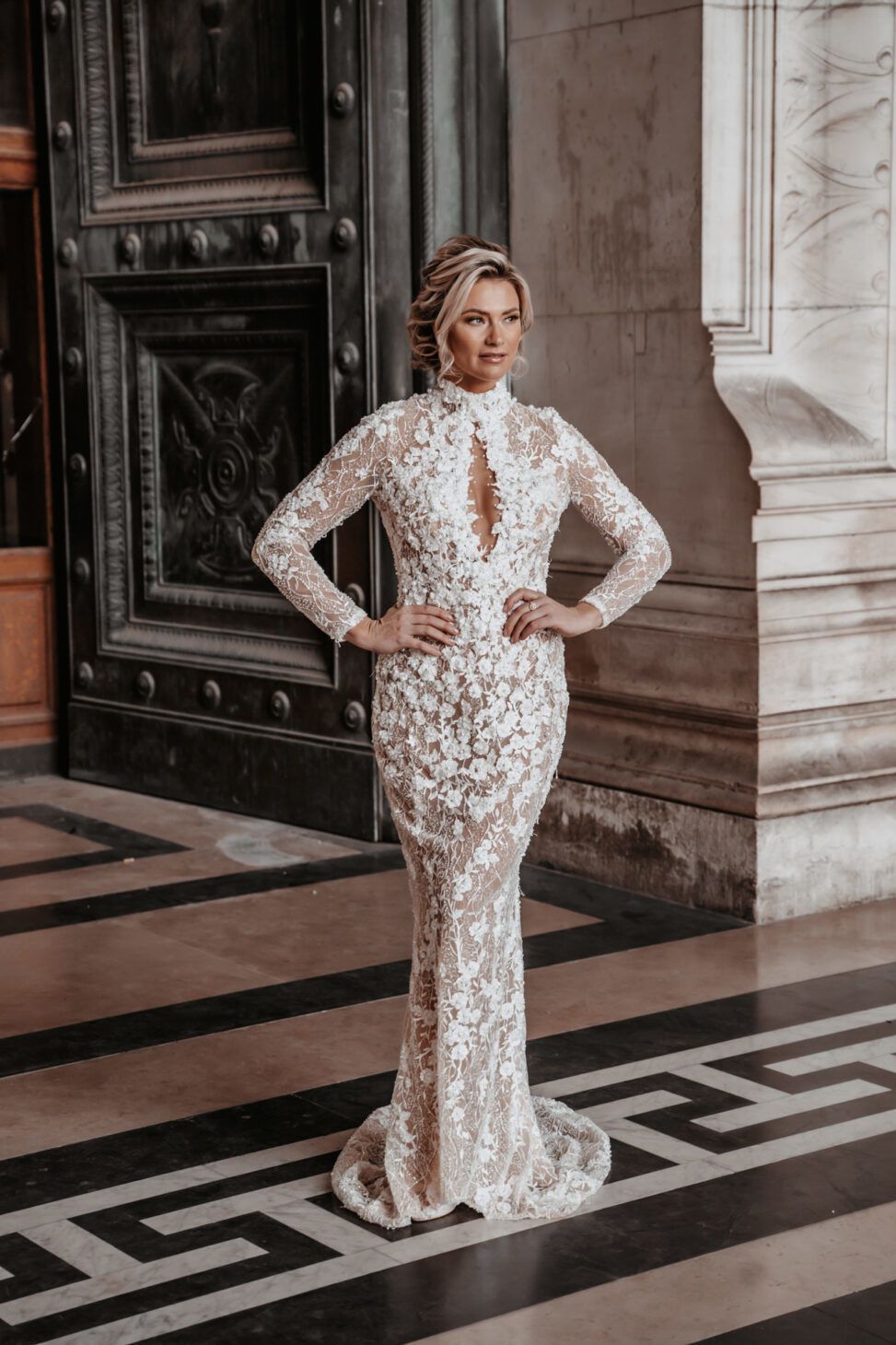 volledig transparante trouwjurk van kant met lange mouwen