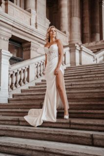 Satijnen trouwjurk met split alberto axu