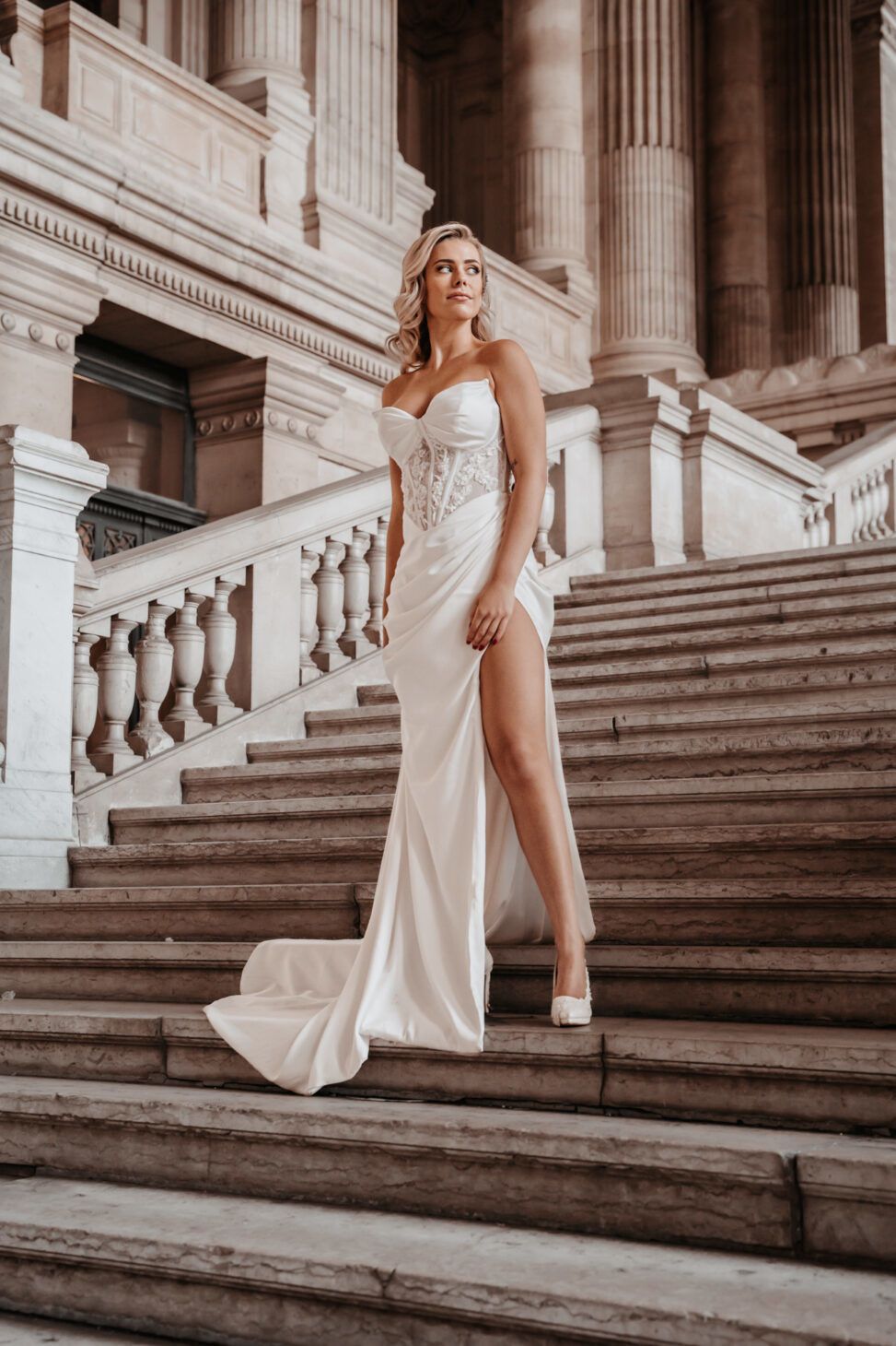 Satijnen trouwjurk met split alberto axu