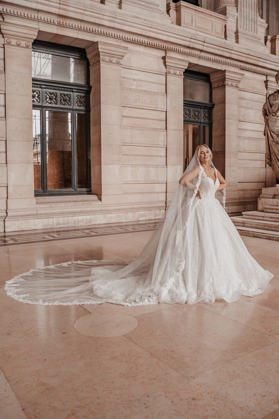 Trouwjurk met een lange sluier alberto axu