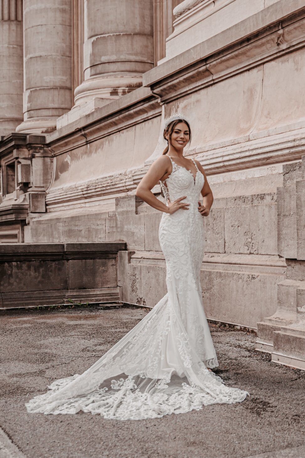 Zeemeermin met lange sleep en open lage rug alberto axu couture