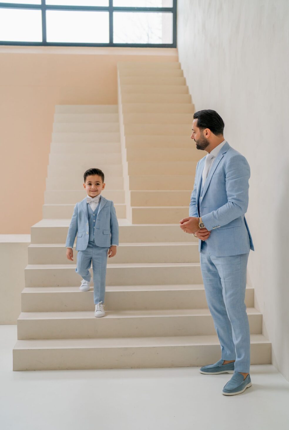 vader en zoon trouwpakken licht blauw 2