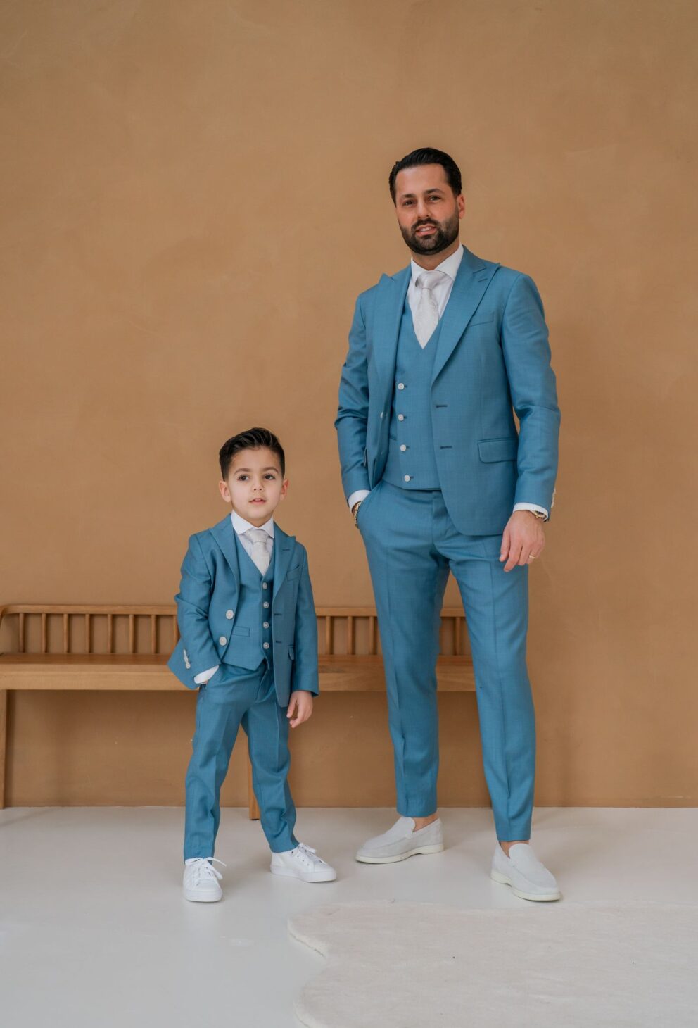vader en zoon kinderpak trouwpak ijs aqua blauw 2024 alberto