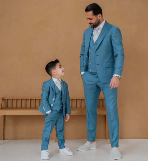 vader en zoon kinderpak trouwpak ijs aqua blauw