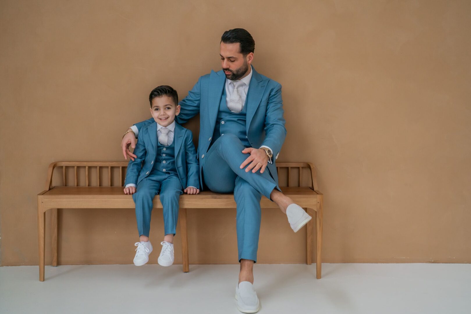 vader en zoon kinderpak trouwpak ijs aqua blauw 2024