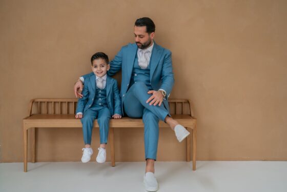 vader en zoon kinderpak trouwpak ijs aqua blauw 2024