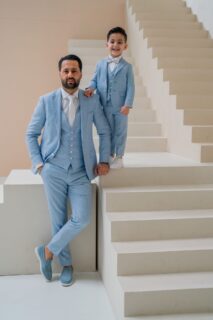 vader en zoon trouwpakken licht blauw 2024