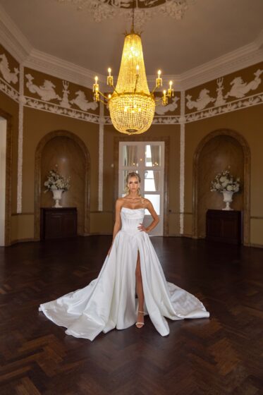 Satijn split Trouwjurken Collectie 2024 2025 Alberto Axu 112