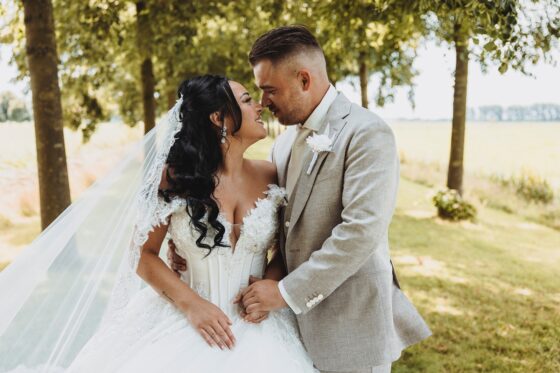 koppel sharona en ricardo trouwjurk en trouwpak 2024