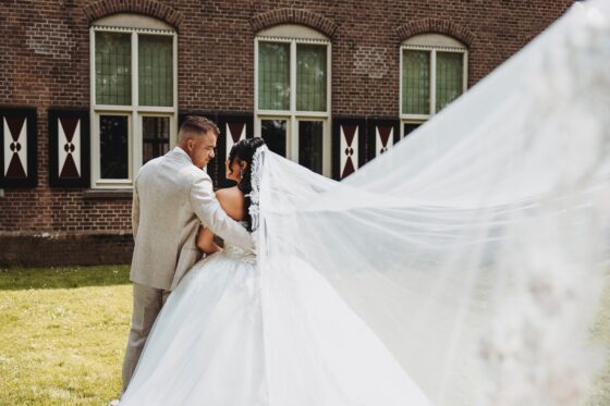 koppel sharona en ricardo trouwjurk en trouwpak sluier