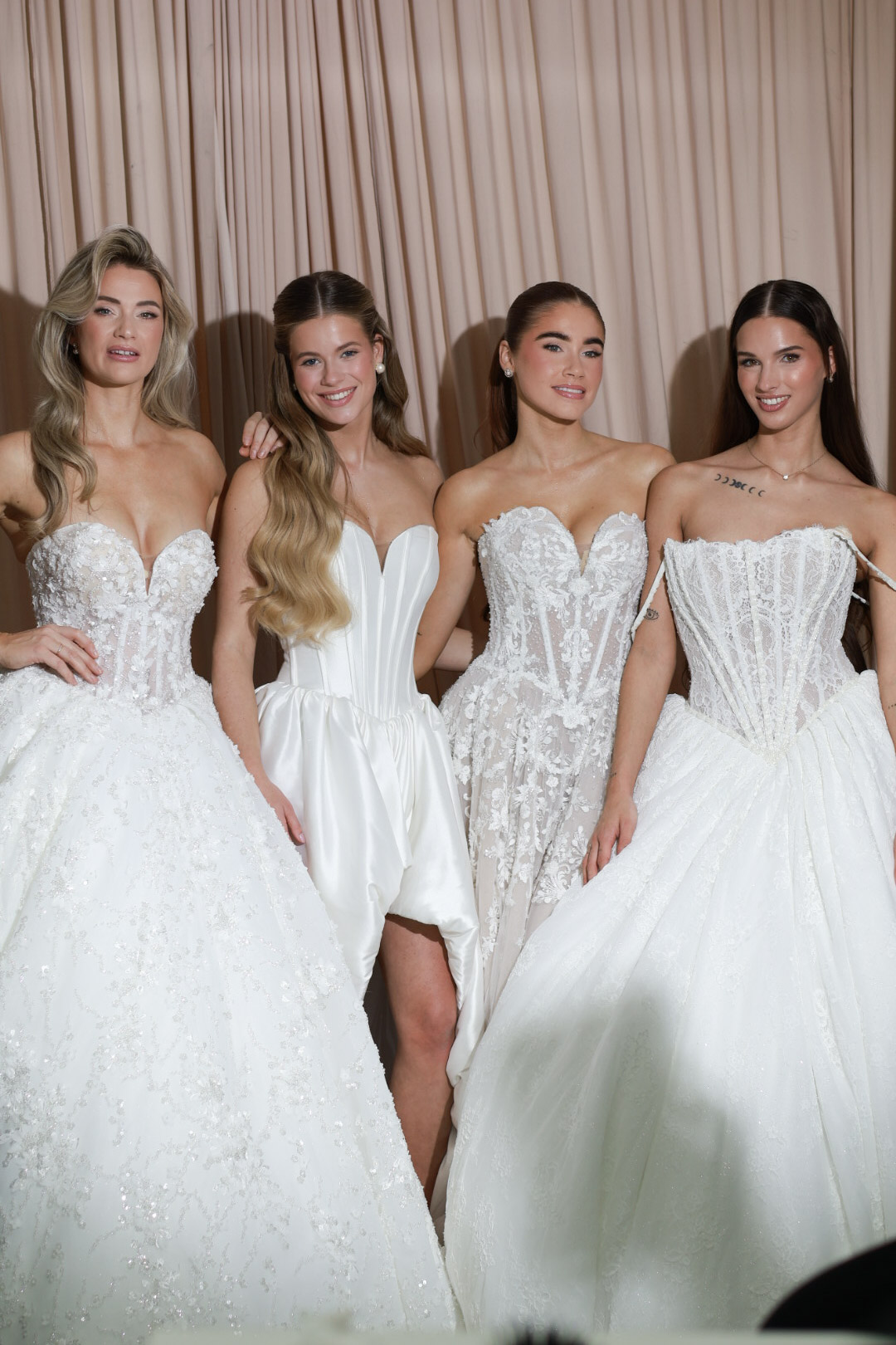 Trouwjurken passen bij Alberto AXU