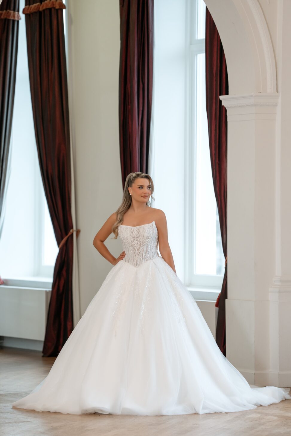 Prinsessen trouwjurk Eloise van Alberto Axu Couture met glitter korset en volle rok