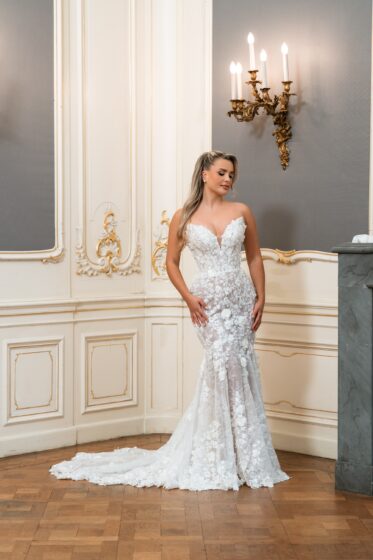 Fit and flare trouwjurk Grace met 3D bloemen en kant