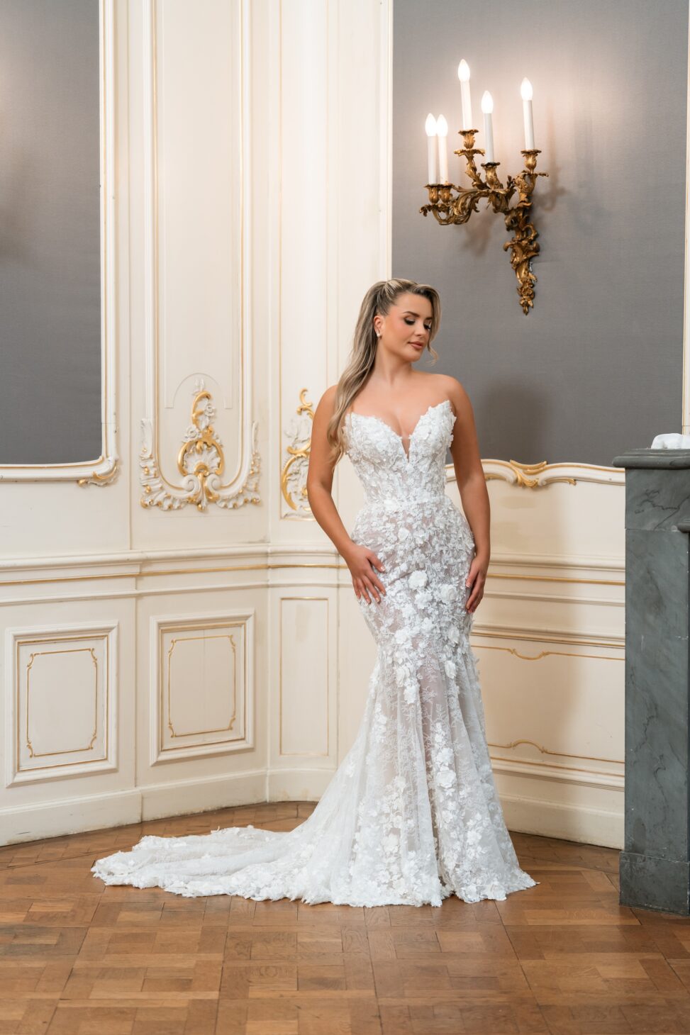 Fit and flare trouwjurk Grace met 3D bloemen en kant