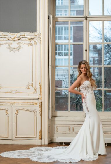 Fit and flare trouwjurk Fleur met kanten lijfje en elegante pasvorm