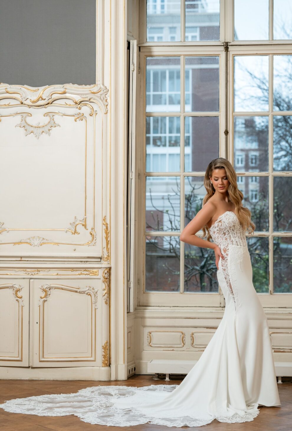 Fit and flare trouwjurk Fleur met kanten lijfje en elegante pasvorm