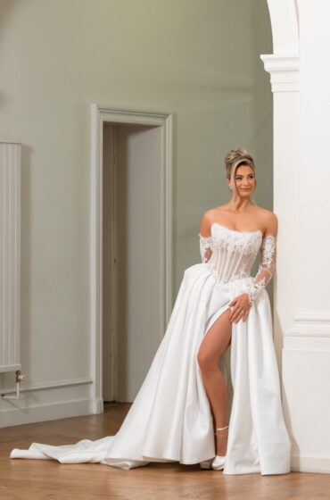 Prinsessen trouwjurk Aleyna met kanten corset, off-shoulder mouwen en hoge split