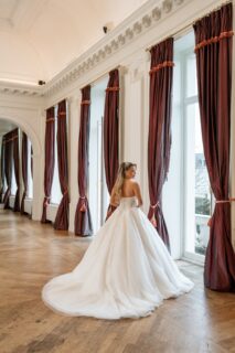 Achterkant trouwjurk Eloise met lange sleep en luxe afwerking