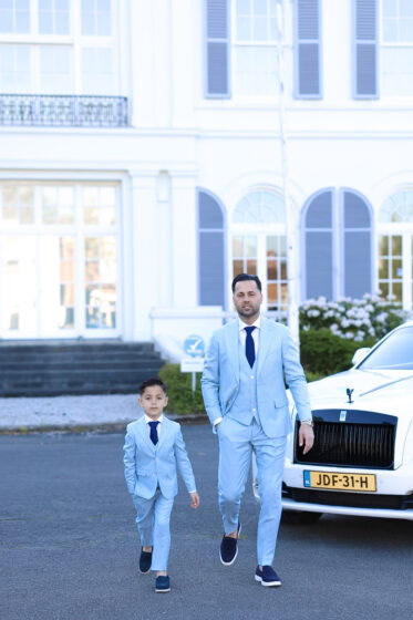 licht blauwe trouwpakken vader en zoon 2026