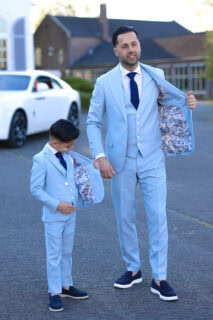 licht blauwe trouwpakken vader en zoon E. Thomas