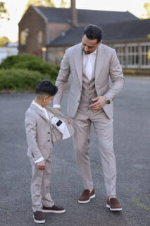 vader en zoon trouwpakken beige grijs reda